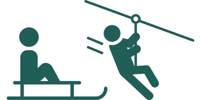 En été, possiblité de faire de la luge et de la tyrolienne représentées par ces icônes vertes à Chamrousse dans le massif de Belledonne.