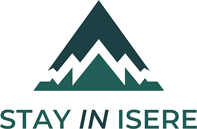 Logo de Stay In Isere, hebergement Chamrousse, représentant une montagne avec une découpe en forme de triangle vert et vert foncé.